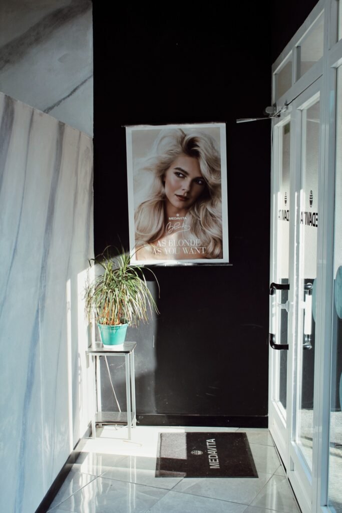 Estilista aplicando tinte de color fantasía durante una sesión de peluqueria y estetica creativa.