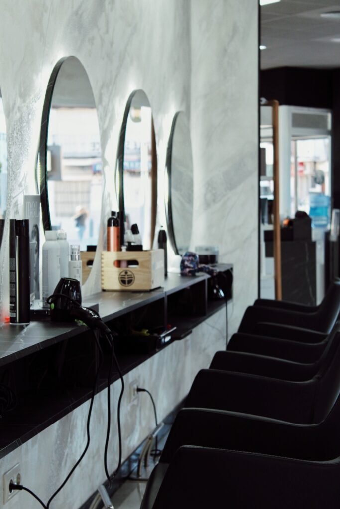 Primer plano de tratamiento facial rejuvenecedor en nuestra cabina de peluqueria y estetica avanzada.