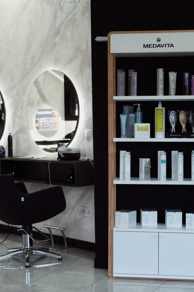 Vista interior del salón moderno de peluqueria y estetica Despeinadas Estilistas con iluminación de diseño.